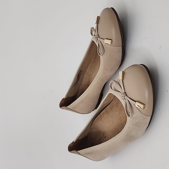 Vionic Minna Ballet Flat Beige Suede with Leather Toe and Heel Size 6 - Picture 3 of 14